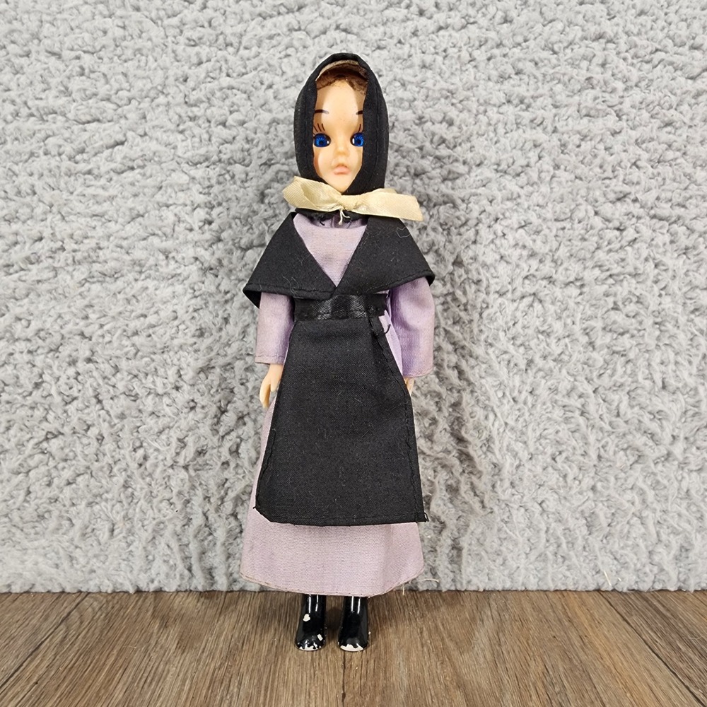 Vintage Amish Souvenir Doll Sleep Eyes Black Bonnet Purple Dress 7.5"